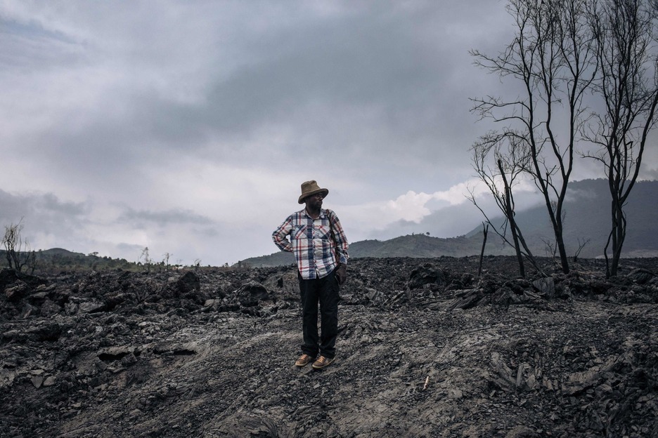 Gizonezko bat, bere lurrei begia. (Alexis HUGUET / AFP)