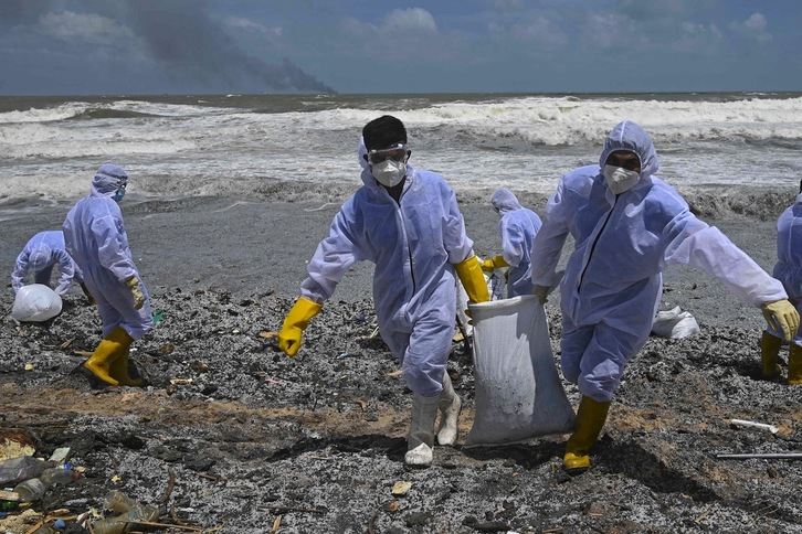 El incendio de un portacontenedores contamina la costa de Sri Lanka. (Lakruwan WANNIARACHCHI/AFP) 
