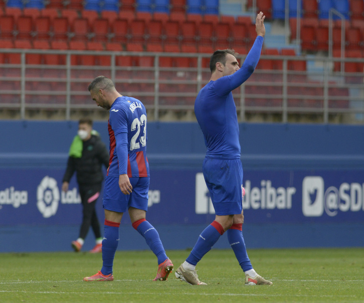 Kike se despide de Ipurua ante un Arbilla cabizbajo en el último partido en Primera. (Jon URBE/FOKU)