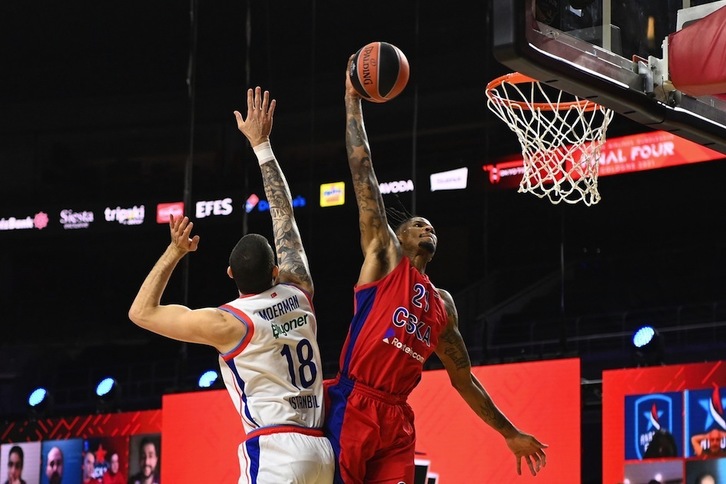 Este matazo de Clyburn ha sido la mecha que ha prendido la incompleta remontada del CSKA de Moscú. (Ina FASSBENDER / AFP PHOTO)