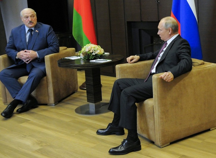 Lukashenko conversa con Putin durante su encuentro de este viernes en la ciudad rusa de Sochi. (Mikhail KLIMENTYEV | Sputnik-AFP)