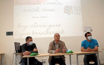 Ghjseppu Turchini (Scola Corsa), François Alfonsini eurodiputatua eta Peio Jorajuria (Seaska), atzo Baionan. (Bob EDME)
