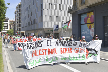 La manifestación a favor de Palestina, a su paso por Yanguas y Miranda. (Idoia ZABALETA/FOKU)
