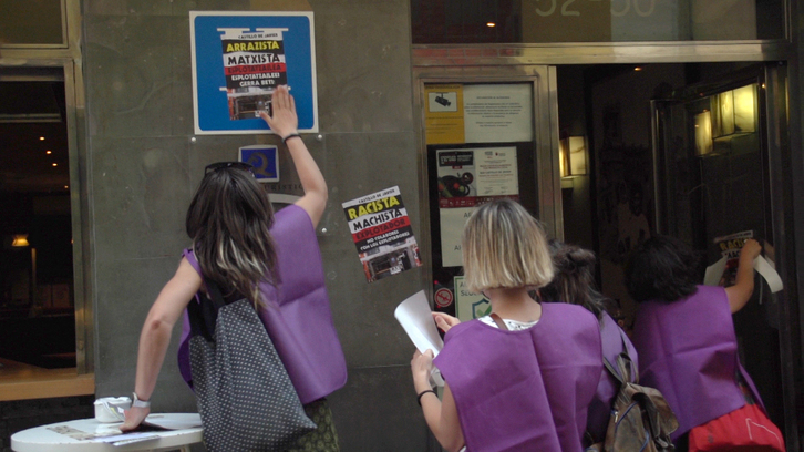 Feministas colocan carteles frente al hotel Castillo de Javier, ubicado en la calle San Nicolás de Iruñea. (@AhotsaInfo) 