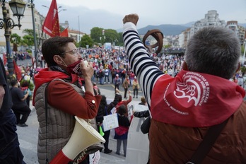 En el Ayuntamiento de Bilbo, donde ha finalizado la manifestación. (Aritz LOIOLA / NAIZ)