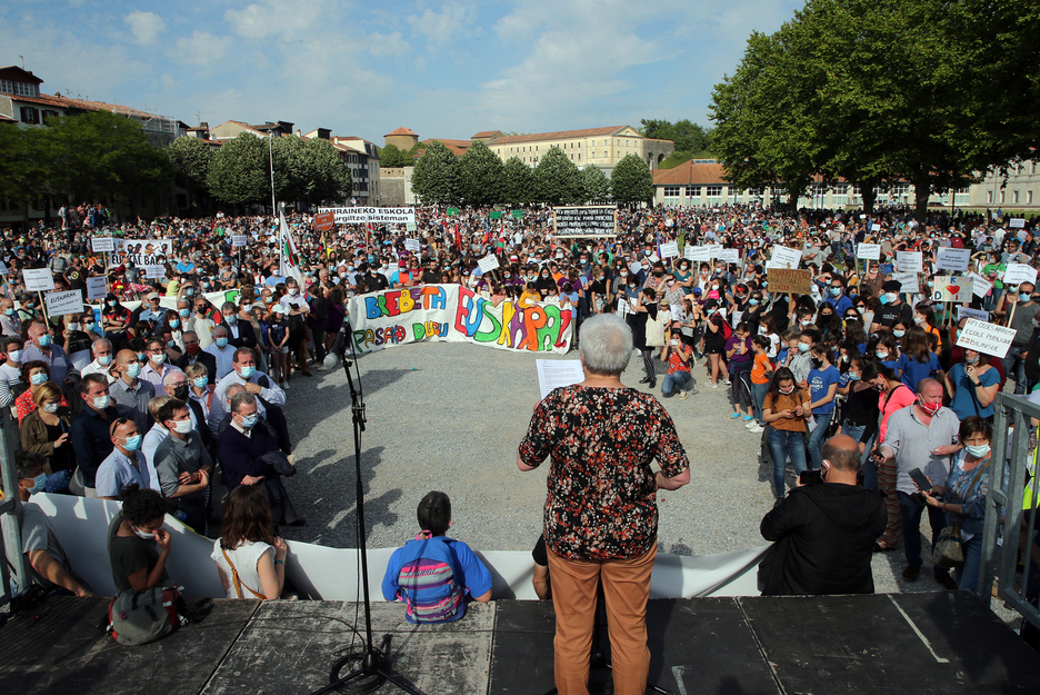 Miles de personas apoyan la manifestación en Baiona. (Bob EDME)