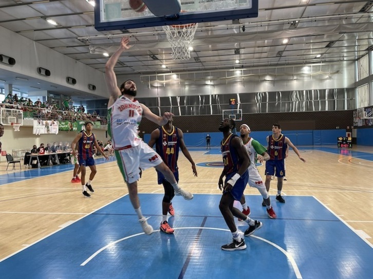 Lanzamiento a canasta de Iker Salazar en la derrota de Zornotza ante el Barça B (ZORNOTZA)