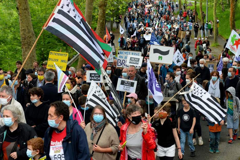 Manifestantes participan en una marcha a favor del bretón. (Jean-François MONIER/AFP)