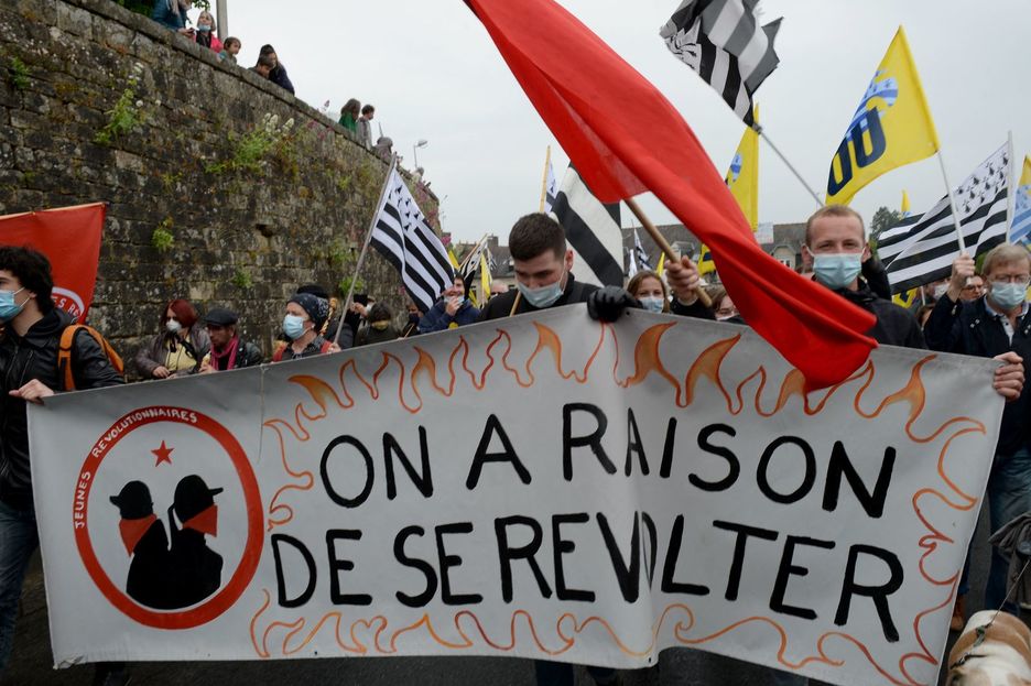 Los manifestantes sostienen una pancarta que reza «tenemos derecho a rebelarnos». (Jean-François MONIER/AFP)