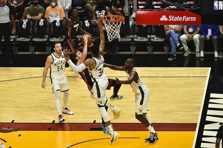 En ataque y en defensa, Giannis Antetokounmpo ha sido imparable para los Miami Heat. (Eric ESPADA / AFP PHOTO)