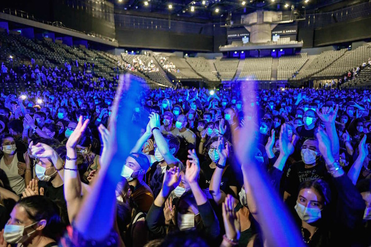 Los afortunados que pudieron asistir al concierto de la banda tuvieron que pasar varias pruebas. (Stephane de SAKUTIN / AFP)