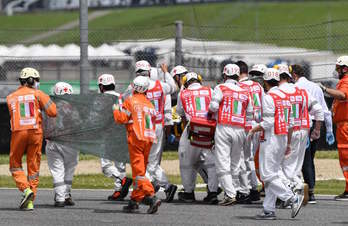 Evacuación de Dupasquier tras el accidente del sábado en Mugello. (Tiziana FABI/AFP)