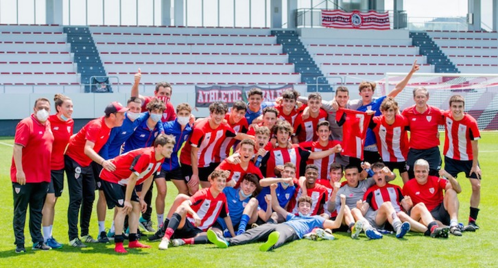 Plantilla y cuerpo técnico del juvenil de División de Honor del Athletic celebra el triunfo. (@AthleticClub)