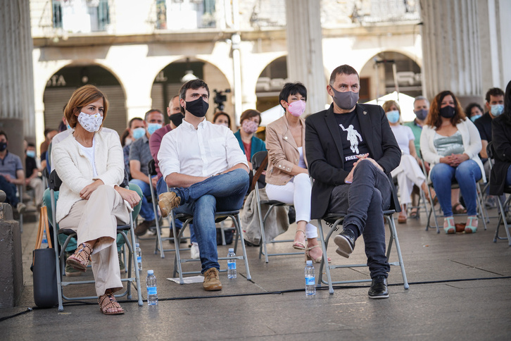 Nagore Alkorta eta Arnaldo Otegi, besteak beste, EH Bilduk alkateen lana eskertzeko egindako ekitaldian. (Endika PORTILLO/FOKU)