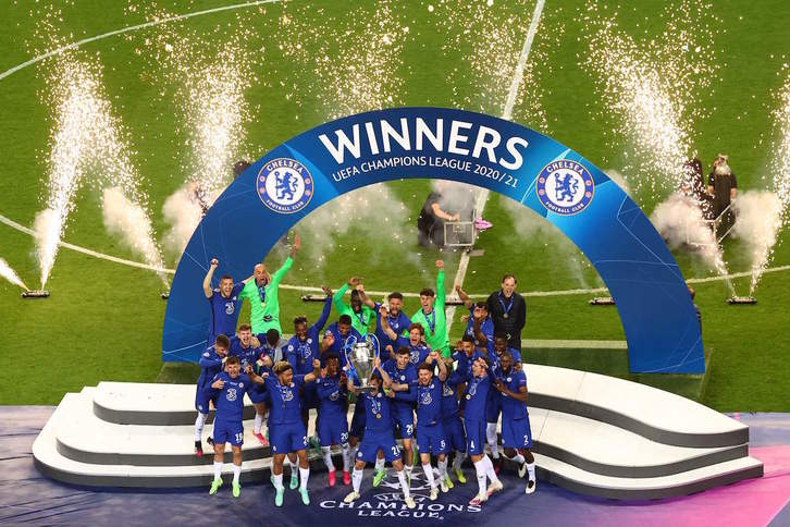 Plantilla y cuerpo técnico del Chelsea celebran el triunfo en la final de la Champions. (Michael STEELE / AFP)
