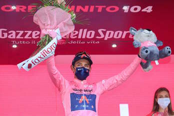 Egan Bernal no ha tenido problemas para defender su maglia rosa en la crono final. (Luca BETTINI/AFP) 