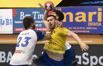 Beste behim Jon Azkue izan zen Bidasoa-Irunen golegilerik onena, sei gol sartu ondoren. (Jagoba MANTEROLA / FOKU)