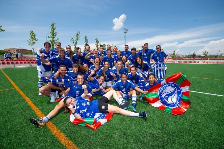 La plantilla albiazul celebra el ascenso tras el triunfo en el feudo del Atlético Madrid B. (@ALAVES)