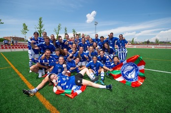 La plantilla albiazul celebra el ascenso tras el triunfo en el feudo del Atlético Madrid B. (@ALAVES)