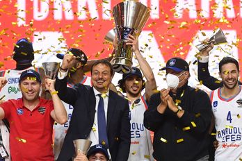 Exultante alegría la de Ergin Ataman y sus jugadores, tras conquistar al fin la Euroliga. (Ina FASSBENDER / AFP PHOTO)