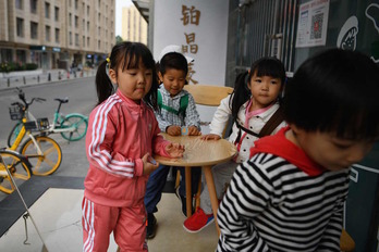 Menores juegan en Beijing. (Greg BAKER / AFP)