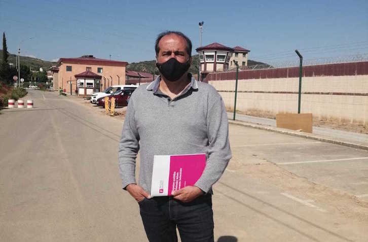 Agus Hernan, Logroñoko espetxearen atarian. (Foro Sozial Iraunkorra)