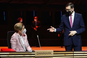 La primera ministra danesa, Mette Frederiksen, habla con su homólogo polaco, Mateusz Morawiecki, en la Cumbre Social de Oporto del pasado 8 de mayo. (José COELHO-POOL/AFP)