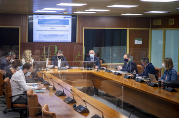 El consejero de Seguridad, Josu Erkoreka, ha presentado el informe sobre delitos de odio en el Parlamento junto a su autor, Jon Mirena Landa. (Jaizki FONTANEDA-FOKU)