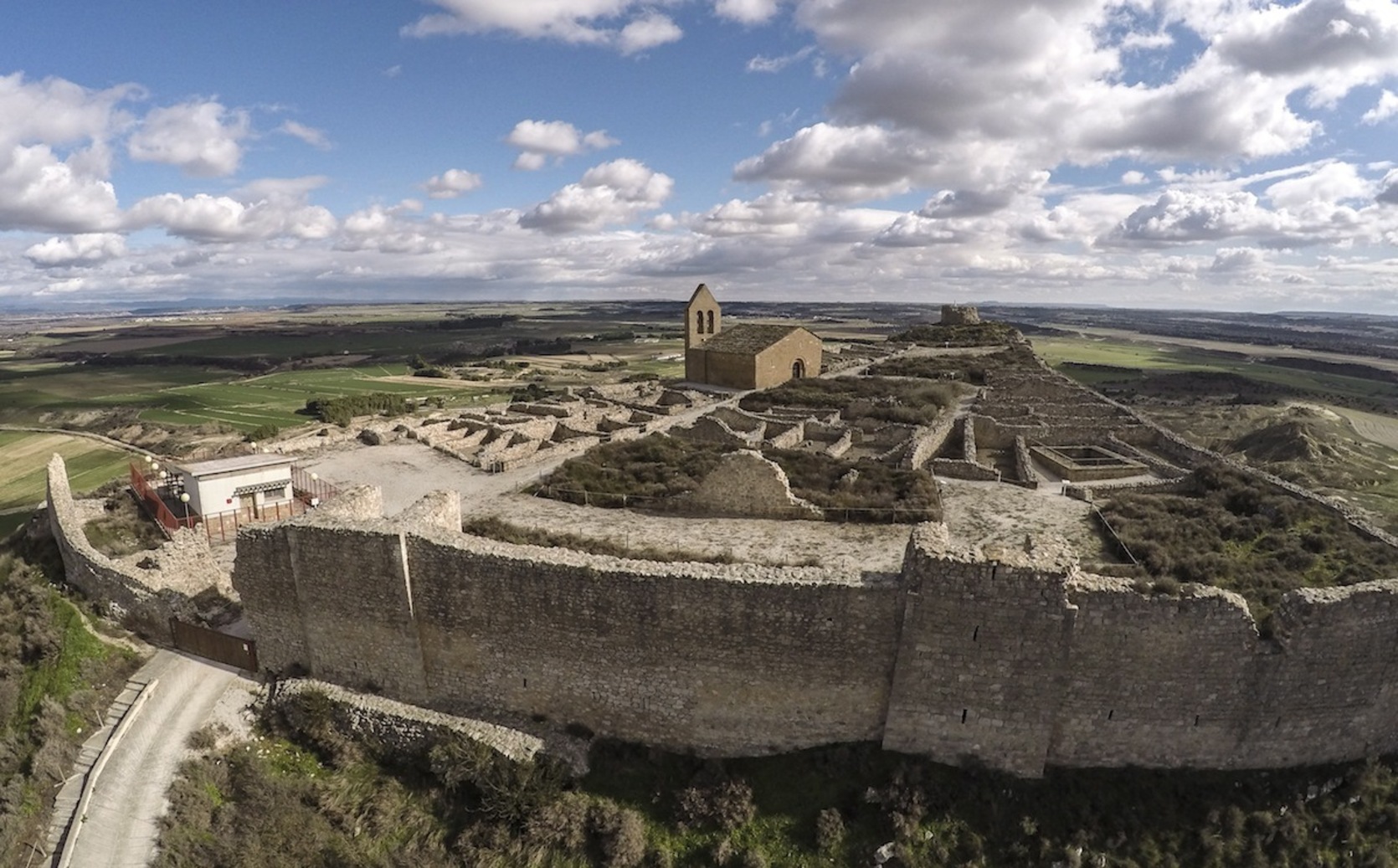 Castillos de Nafarroa: recorrido por la época de la piedra y la espada