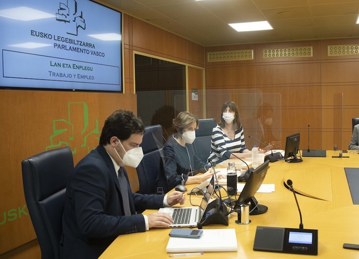 Idoia Mendia ha comparecido este lunes ante la Comisión de Trabajo y Empleo del Parlamento de Gasteiz. (Josu CHAVARRI/IREKIA)