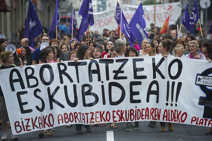 Manifestación en favor del derecho al aborto celebrada en Bilbo. (Luis JAUREGIALTZO/FOKU)