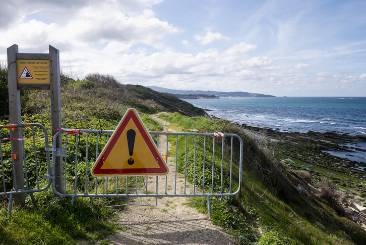 Los derrumbes sucesivos han obligado a cerrar parcialmente el sendero, como se ve en la imagen tomada en octubre de 2020. (Bob EDME) 