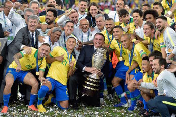 Bolsonaro y la selección brasileña, con la Copa América que ganó este combinado hace dos añsos. (Carl de SOUZA/AFP) 