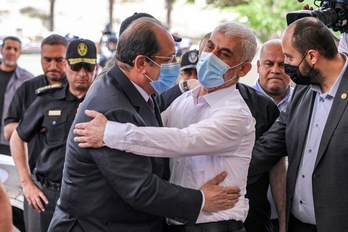Yahya Sinwar (dcha), líder de Hamás en Gaza, abraza a Abbas Kamel, jefe de la inteligencia egipcia, este lunes en Beit Hanum. (Mahmud HAMS | AFP). 