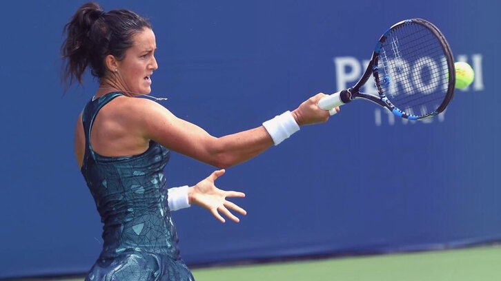 Lara Arruabarrena devuelve una bola en un partido anterior. (TWITTER LARA ARRUABARRENA)