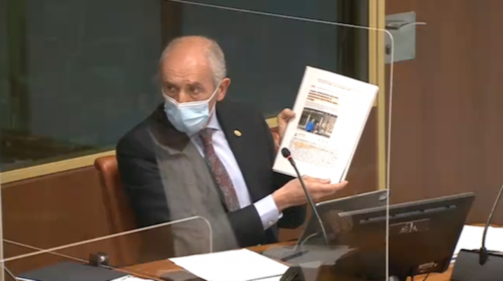El consejero muestra una página del Anexo donde en realidad Arzuaga denuncia un delito de amenazas, no de odio.