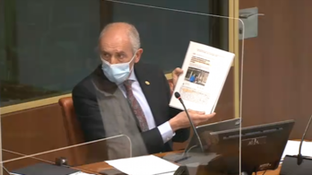 El consejero muestra una página del Anexto donde en realidad Arzuaga denuncia un delito de amenazas, no de odio.