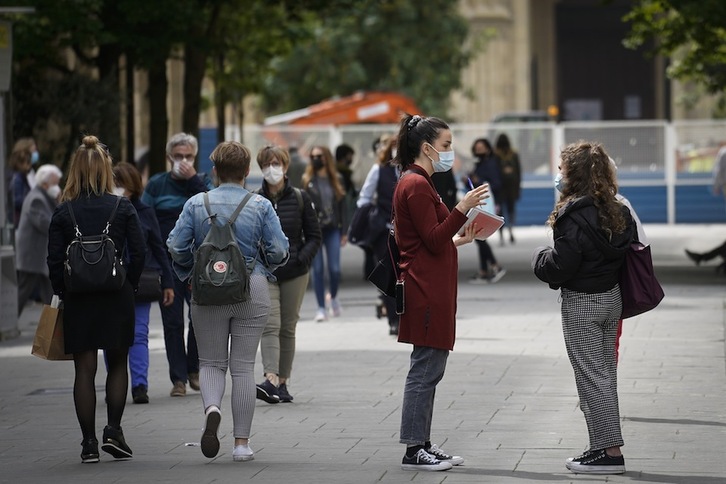 El uso de mascarilla al aire libre seguirá siendo obligatorio, previsiblemente, al menos hasta finales de julio. (Gorka RUBIO | FOKU) 