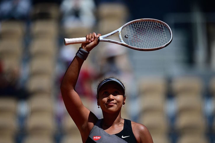 Naomi Osaka saluda al público de Roland Garros tras vencer en primera ronda. (Martin BUREAU/AFP)