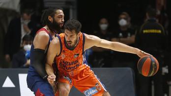 Pierria Henry intenta frenar el avance del Valencia Basket en el primer partido de cuartos. (M. Á. POLO/ACB PHOTO)