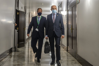 Arriba, respuesta de Erkoreka negando que se contratara la elaboración del plan. Debajo, título de la contratación.