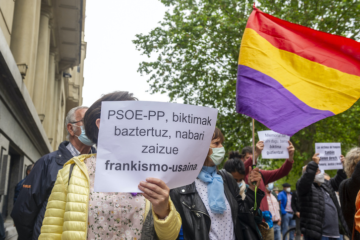 Concentración convocada por Memoria Osoa en Gasteiz. (Jaizki FONTANEDA/FOKU)