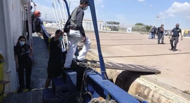 Aita Mari itsasontziak erreskatatutako 50 lagunak Italiako Sizilia uhartean lehorreratu dira astearte honetan. (SMH)