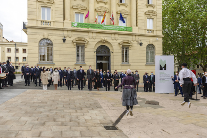 Los participantes en la inauguración del Centro Memorial reciben un aurresku ante su fachada. (Jaizki FONTANEDA-FOKU)