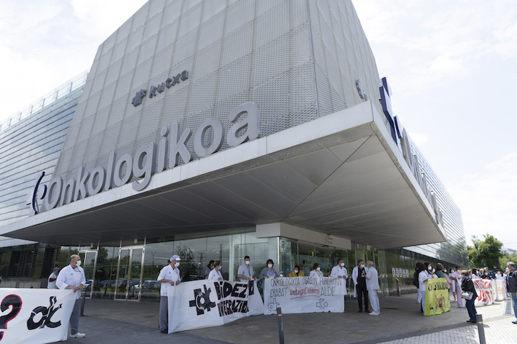 Una de las concentraciones de los trabajadores del instituto Onkologikoa. (Gorka RUBIO/FOKU)