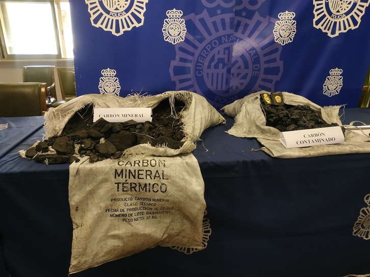 Parte del carbón con cocaína que fue hallado en una nave sita en Medina del Campo (Valladolid). (HANDOUT/EUROPA PRESS)