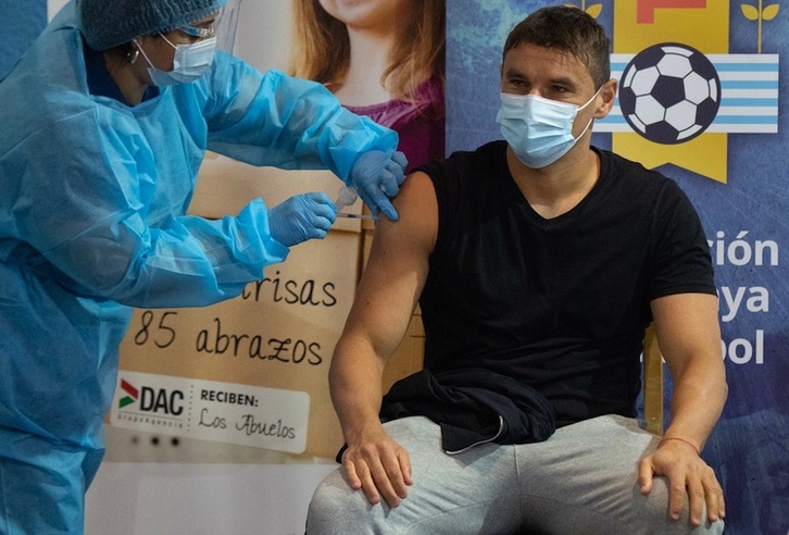 Gonzalo Bergessio, uno de los futbolistas que recibieron la vacuna CoronaVac, desarrollada por Sinovac, en el estadio Centenario de Montevideo el 7 de mayo. (Pablo PORCIUNCULA | AFP)