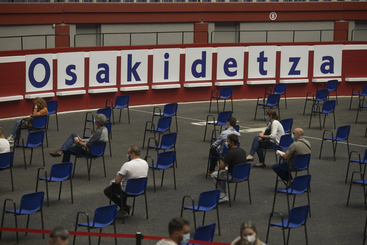 Varias personas aguardan a ser vacunadas en el recinto de Illunbe.       (Jon URBE I FOKU) 