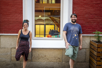 Miren Lapitz y Erlantz Anda en las calles de Alde Zaharra. (Jaizki FONTANEDA/FOKU)