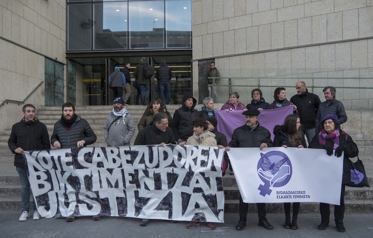 Concentración ante los juzgados donostiarras en enero de 2019, cuando se inició el primer juicio contra Kote Cabezudo. (Andoni CANELLADA | FOKU)